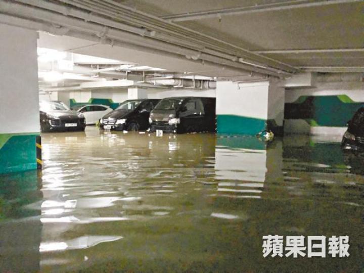 嘉悅B1及B2地庫停車場一度嚴重水浸,據悉地庫內約30部車恐全被浸沒。讀者提供嘉悅住客蔣先生指出,目前單位仍然沒水沒電,管理處亦沒有作出賠償方案,只通知他們自行找地方住,現時已搬到酒店暫住一兩天。 嘉悅B1及B2地庫停車場一度嚴重水浸,據悉地庫內約30部車恐全被浸沒。讀者提供嘉悅住客蔣先生指出,目前單位仍然沒水沒電,管理處亦沒有作出賠償方案,只通知他們自行找地方住,現時已搬到酒店暫住一兩天。