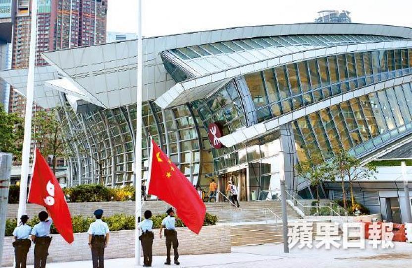 警員昨在西九龍站外降旗。 警員昨在西九龍站外降旗。