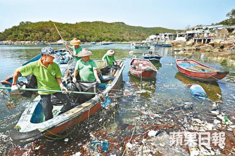 塔門碼頭附近有大量垃圾雜物漂浮,居民忙於清理。何柏佳攝潛水教練湯智健當日全屋被淹浸,現時屋外擺放大量雜物有待執拾。 塔門碼頭附近有大量垃圾雜物漂浮,居民忙於清理。何柏佳攝潛水教練湯智健當日全屋被淹浸,現時屋外擺放大量雜物有待執拾。