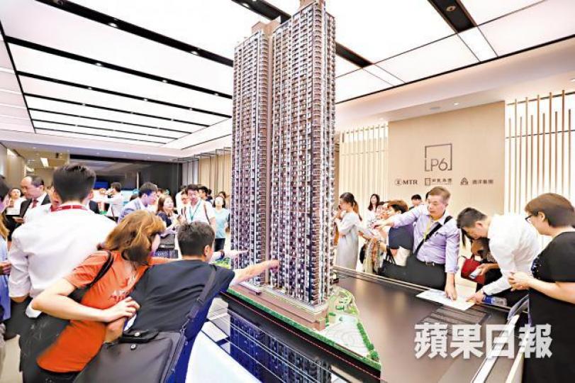日出康城LP6獲熱捧,再推售707伙,已累收逾2,300票。資料圖片新地旗下元朗Napoli下周二賣樓,有機會日內提價加推。資料圖片 日出康城LP6獲熱捧,再推售707伙,已累收逾2,300票。資料圖片新地旗下元朗Napoli下周二賣樓,有機會日內提價加推。資料圖片