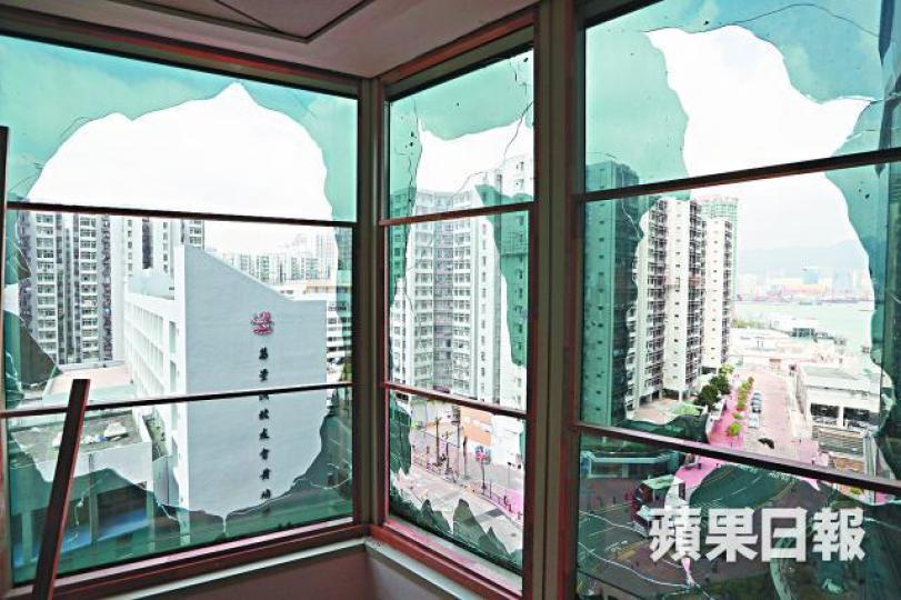 90年代落成的紅磡海濱廣場未以強化玻璃建造幕牆，因此破爛後會出現尖銳碎片。