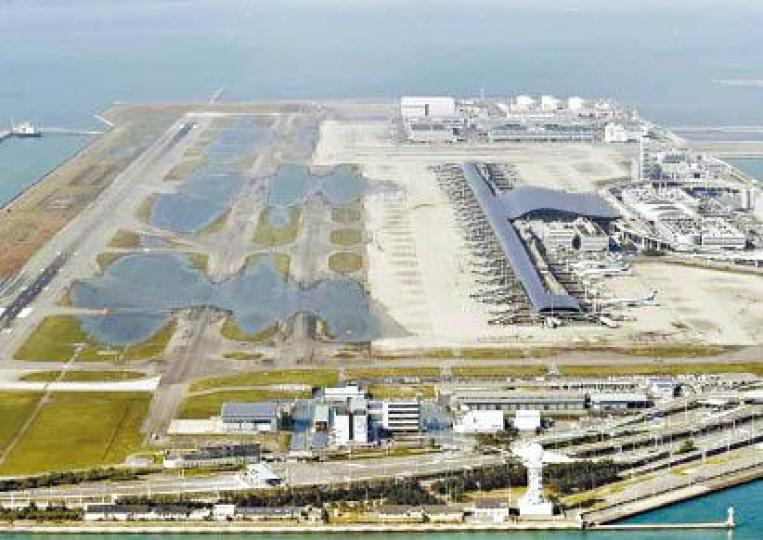 關西機場在「飛燕」吹襲後水浸。資料圖片 關西機場在「飛燕」吹襲後水浸。資料圖片