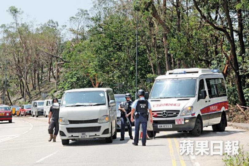 警員荷槍實彈在全港各處截查可疑車輛，當中包括大埔道沙田嶺段。周鴻熙攝