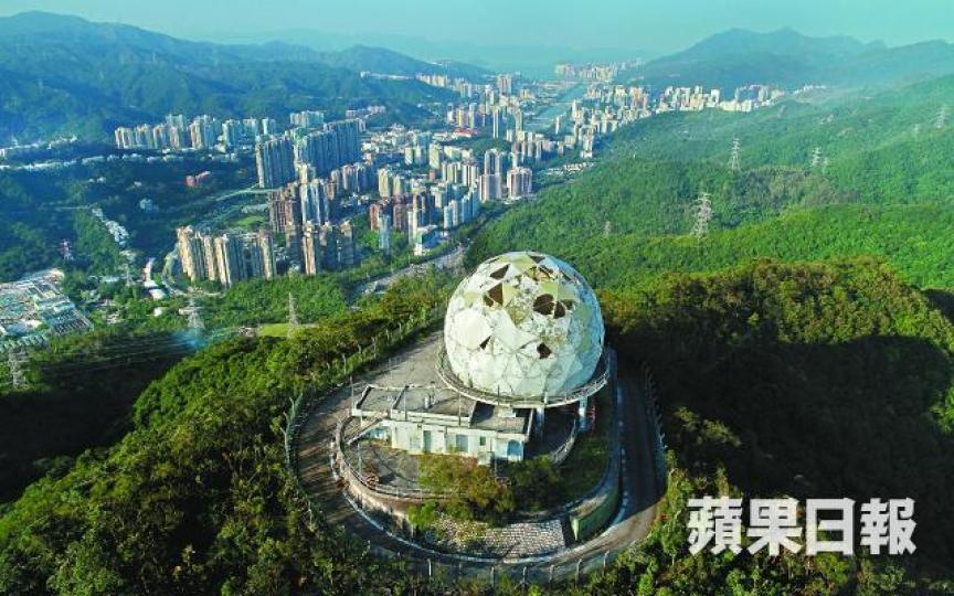 山竹吹襲本港，筆架山上的民航處雷達天線罩損毀嚴重，至昨日尚未修復。陳海威攝水淹過後，小西灣運動場的跑道被沖爛。