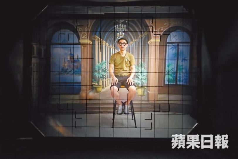 舊物收藏家Joel難忘小時候與父母盛裝去影樓拍照,是每年一次的人生大事。現時他的工作室「銀の照相院」仍保留歐陸式手繪畫布佈景,充滿懷舊氣氛。劉柏麟攝見證時代變遷的風琴木製相機經兩個月修復後,於21世紀繼續拍攝全家福。昔日影樓遺下的黑白相於銀の照相院重新展出。上水「人人照相館」於2012年結業,擁逾50年歷史。資料圖片人人照相館的歷史舊物成為Joel的珍藏,包括他手持的人手快門。 舊物收藏家Joel難忘小時候與父母盛裝去影樓拍照,是每年一次的人生大事。現時他的工作室「銀の照相院」仍保留歐陸式手繪畫布佈景,充滿懷舊氣氛。劉柏麟攝見證時代變遷的風琴木製相機經兩個月修復後,於21世紀繼續拍攝全家福。昔日影樓遺下的黑白相於銀の照相院重新展出。上水「人人照相館」於2012年結業,擁逾50年歷史。資料圖片人人照相館的歷史舊物成為Joel的珍藏,包括他手持的人手快門。