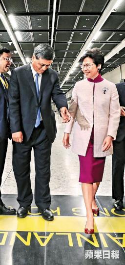 林鄭及廣東省省長馬興瑞都強調高鐵開通有利香港融入大灣區。多個團體在廣深港高鐵香港段開通儀式場外抗議。夏家朗攝有示威者被保安及港鐵職員攔截。 林鄭及廣東省省長馬興瑞都強調高鐵開通有利香港融入大灣區。多個團體在廣深港高鐵香港段開通儀式場外抗議。夏家朗攝有示威者被保安及港鐵職員攔截。