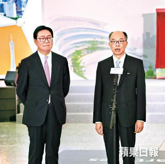 陳帆(右)指中港兩地已售出23萬張來往西九站車票,認為銷情理想。江俊豪攝 陳帆(右)指中港兩地已售出23萬張來往西九站車票,認為銷情理想。江俊豪攝