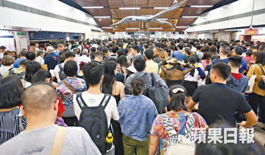 「山竹」襲港翌日，港鐵因架空電纜受損暫停部份列車服務，上水站擠滿等候上班的市民。香港電訊被揭逼員工調假抵銷無法上班。
