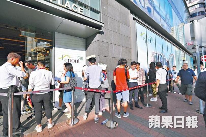 在酷熱天氣下,上源長沙灣售樓處有大批睇樓客排隊。屯門新盤「上源」首批231伙最平呎價不足萬元。來自廈門的睇樓客王先生 在酷熱天氣下,上源長沙灣售樓處有大批睇樓客排隊。屯門新盤「上源」首批231伙最平呎價不足萬元。來自廈門的睇樓客王先生