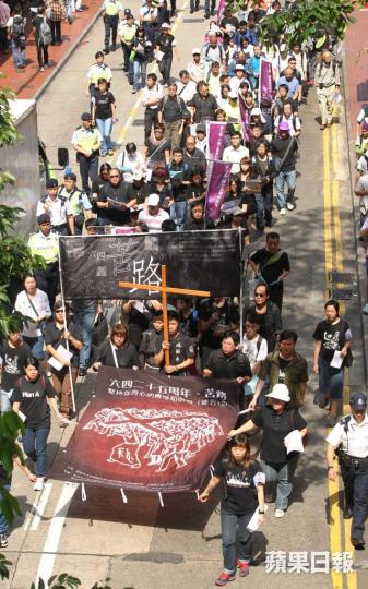 香港教會及屬下組織,都有積極參與涉人權及自由倡議的公共事務。1989年6月,兩萬多名教友參加彌撒,悼念六四死難者。黑白資料圖片 香港教會及屬下組織,都有積極參與涉人權及自由倡議的公共事務。1989年6月,兩萬多名教友參加彌撒,悼念六四死難者。黑白資料圖片