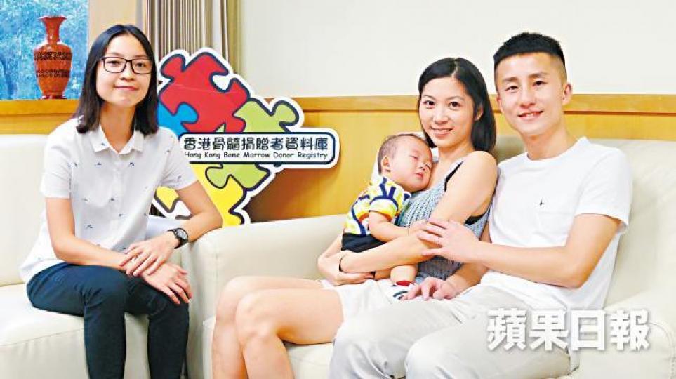阿偉收藏阿山送贈的仙人掌和心意卡。
