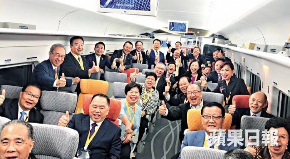 一班建制派立法會議員、港區人大及政協在車廂高興自拍。 一班建制派立法會議員、港區人大及政協在車廂高興自拍。