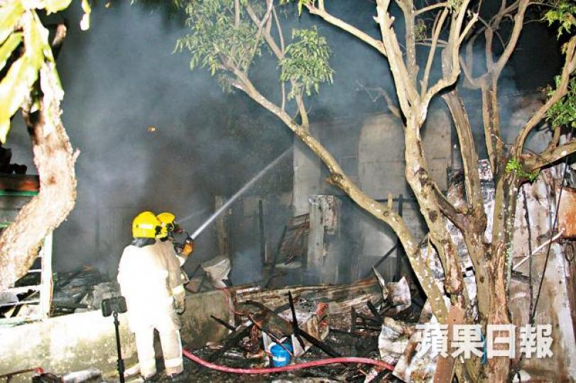 消防員到場開喉灌救。黎志偉攝 消防員到場開喉灌救。黎志偉攝
