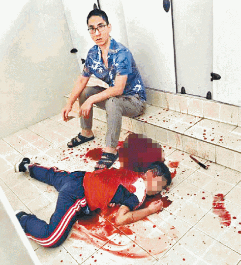 姓林家長殺害學生後滿地鮮血。 姓林家長殺害學生後滿地鮮血。