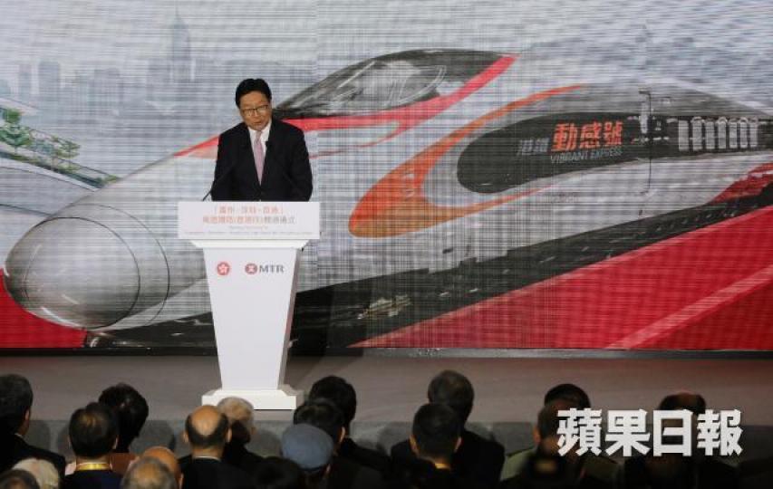 港鐵主席馬時亨提醒旅客預留充足時間過關準備上車,又提醒高鐵與乘坐飛機有不同的行李及安檢安排。 港鐵主席馬時亨提醒旅客預留充足時間過關準備上車,又提醒高鐵與乘坐飛機有不同的行李及安檢安排。