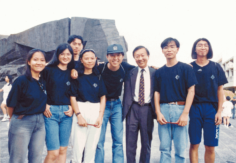 出任中大校長9年,高錕面對學生的批評與攻擊時,會選擇放下校長身份走到學生之中與他們對話。蔡子強周保松 出任中大校長9年,高錕面對學生的批評與攻擊時,會選擇放下校長身份走到學生之中與他們對話。蔡子強周保松