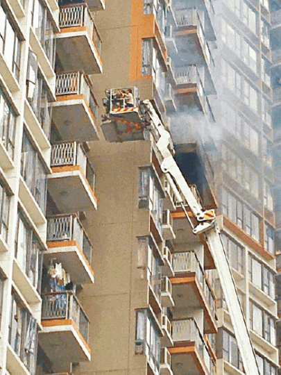 消防員升起雲梯,將三名被困露台的住客救回地面。互聯網 消防員升起雲梯,將三名被困露台的住客救回地面。互聯網