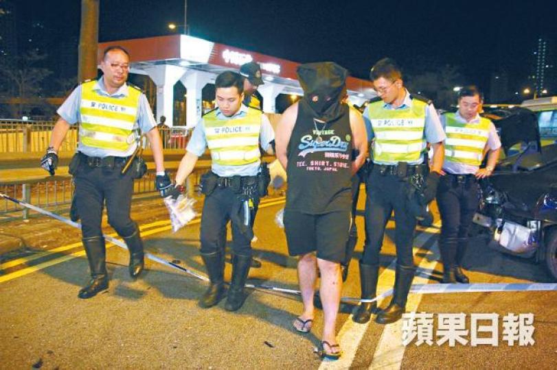 司機被捕後黑布蒙頭帶署調查。 司機被捕後黑布蒙頭帶署調查。
