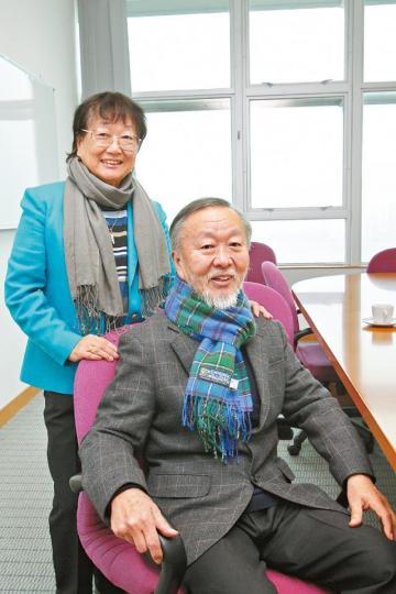 高錕2004年證實患腦退化症,妻子形影不離貼身照顧。 高錕2004年證實患腦退化症,妻子形影不離貼身照顧。