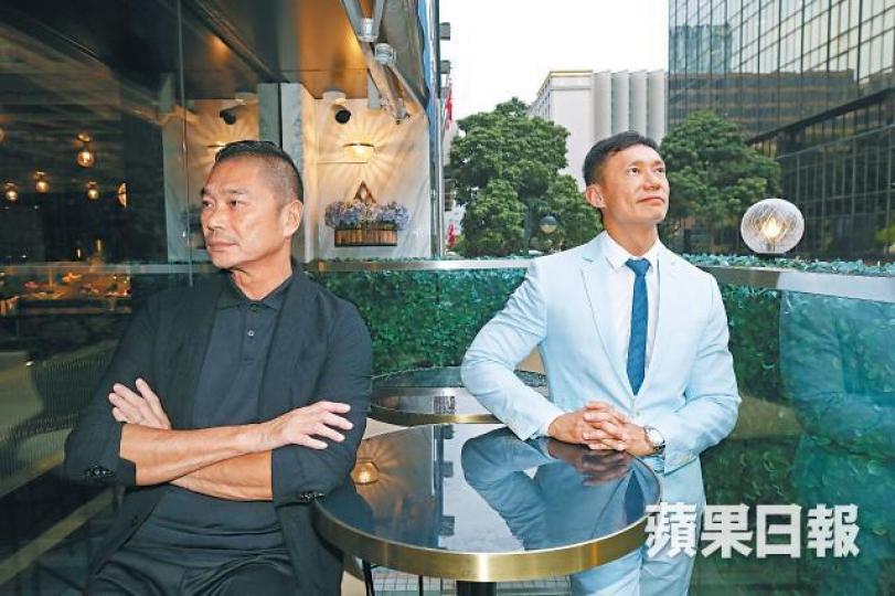 挪威蜜月之旅,畏高的William(左)竟願意走到「勇者之石」上拍照,Clement感動不已。 挪威蜜月之旅,畏高的William(左)竟願意走到「勇者之石」上拍照,Clement感動不已。