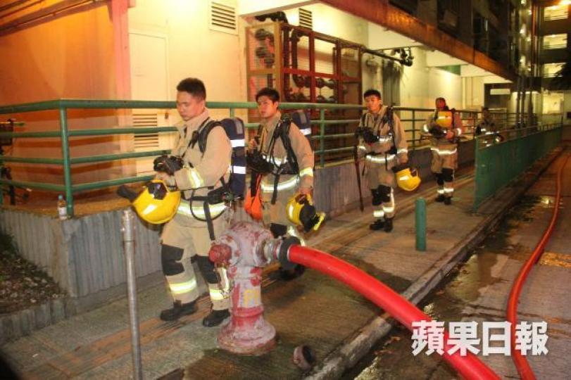 消防員到場將火救熄。 消防員到場將火救熄。