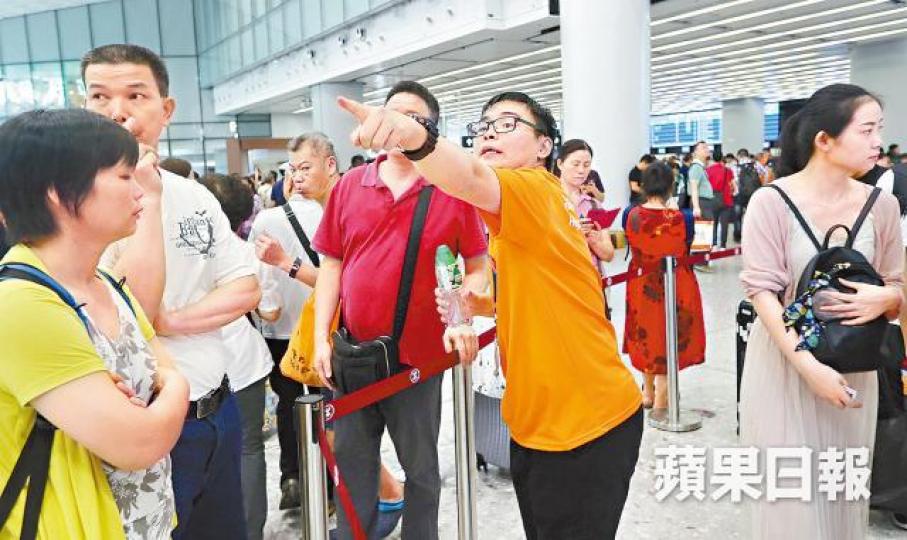 高鐵香港段昨通車,車務助理忙於接待乘客。 高鐵香港段昨通車,車務助理忙於接待乘客。