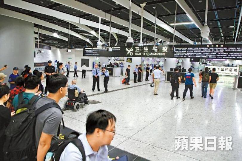 西九龍站內地口岸區設有多個攝錄鏡頭監控旅客一舉一動。高鐵車廂內有公安巡邏。設在內地口岸的警務執勤室放有碌架床。 西九龍站內地口岸區設有多個攝錄鏡頭監控旅客一舉一動。高鐵車廂內有公安巡邏。設在內地口岸的警務執勤室放有碌架床。