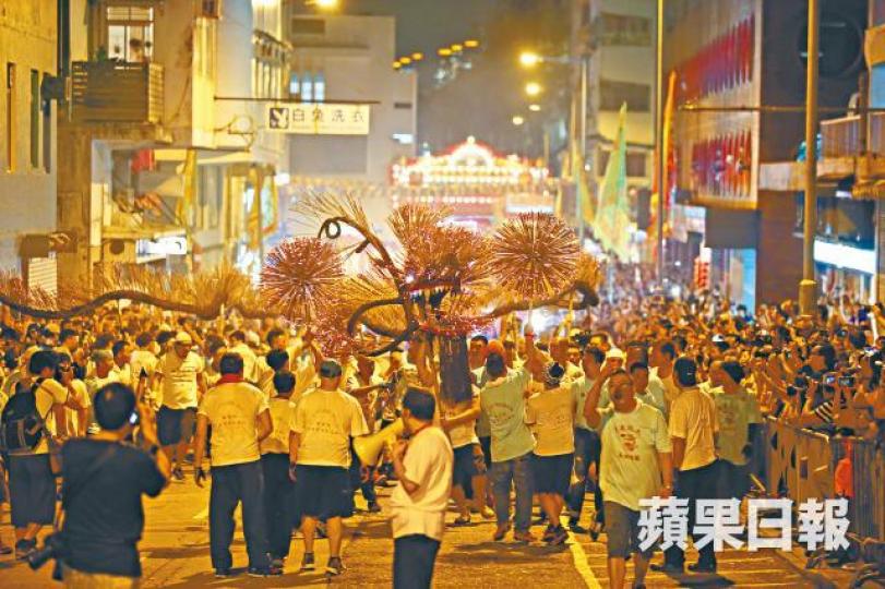 全長67公尺的火龍在300人舞動下騰龍躍動,起舞生輝。黎樹雄攝 全長67公尺的火龍在300人舞動下騰龍躍動,起舞生輝。黎樹雄攝