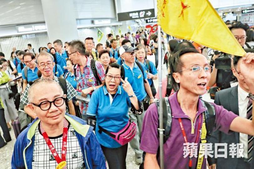 康泰首團香港高鐵團昨出發往湖汕。 康泰首團香港高鐵團昨出發往湖汕。