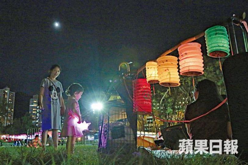 昨日迎月夜,小朋友在維園掛燈籠歡度中秋。何頴賢攝 昨日迎月夜,小朋友在維園掛燈籠歡度中秋。何頴賢攝