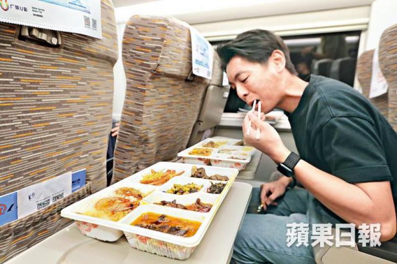 廣州南返港車程僅40多分鐘,但送飯需時20分鐘,買和吃都要趕時間。 廣州南返港車程僅40多分鐘,但送飯需時20分鐘,買和吃都要趕時間。