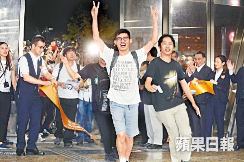 廣深港高鐵香港段通車前,有鐵路迷忘我衝入站內觀看剪綵儀式,並高舉V字手勢。朱永倫攝首班高鐵抵達深圳北,大批乘客於月台拍照留念。 廣深港高鐵香港段通車前,有鐵路迷忘我衝入站內觀看剪綵儀式,並高舉V字手勢。朱永倫攝首班高鐵抵達深圳北,大批乘客於月台拍照留念。