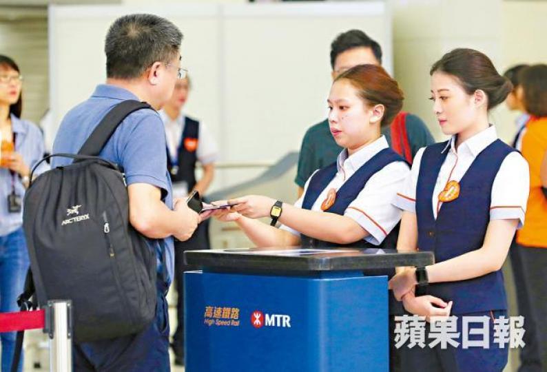「鐵姐」昨在西九龍站正式登場。 「鐵姐」昨在西九龍站正式登場。