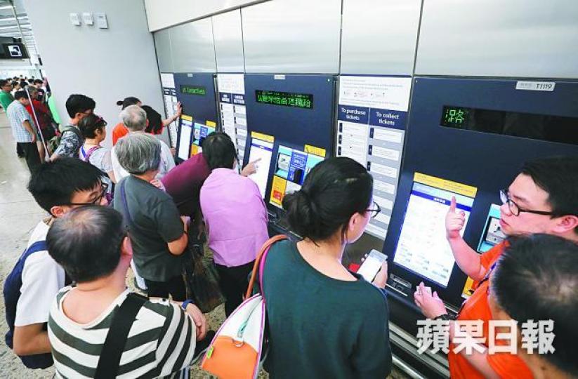 有乘客昨一度無法以回鄉證在自助售票機購票。 有乘客昨一度無法以回鄉證在自助售票機購票。