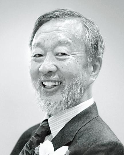 1933-20182009年,高錕從瑞典國王卡爾16世手上接過諾貝爾物理學獎。 1933-20182009年,高錕從瑞典國王卡爾16世手上接過諾貝爾物理學獎。