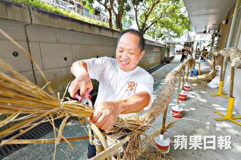 薄扶林村吳江乾師傅每年中秋前都趕紮火龍,禾草來自元朗復耕的米田,色澤光滑。李家皓攝周末會有學生或住在村內的孩子來幫忙紮火龍,但不少細微處要靠吳師傅「執漏」。中秋舞火龍的傳統,每年都吸引不少旅客市民圍觀。資料圖片 薄扶林村吳江乾師傅每年中秋前都趕紮火龍,禾草來自元朗復耕的米田,色澤光滑。李家皓攝周末會有學生或住在村內的孩子來幫忙紮火龍,但不少細微處要靠吳師傅「執漏」。中秋舞火龍的傳統,每年都吸引不少旅客市民圍觀。資料圖片