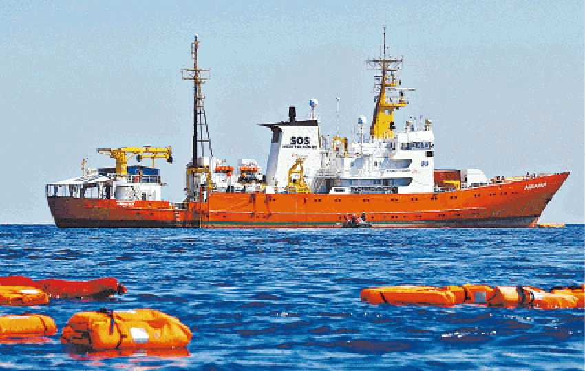 「水瓶座號」在蘭佩杜薩島和突尼斯之間的公海執行任務。法新社 「水瓶座號」在蘭佩杜薩島和突尼斯之間的公海執行任務。法新社