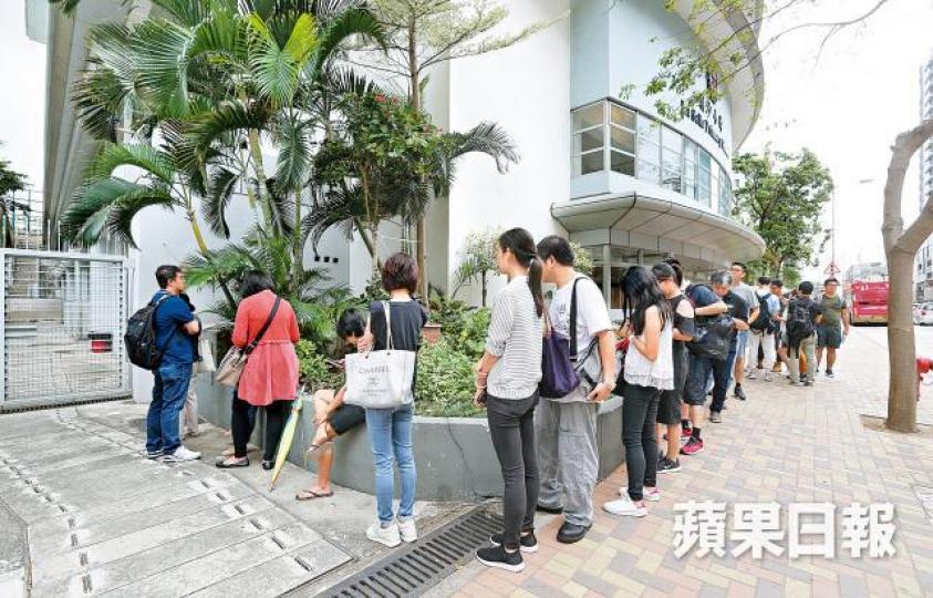 多名家長昨早到喇沙小學遞交自行分配學位申請表。陳善南攝 多名家長昨早到喇沙小學遞交自行分配學位申請表。陳善南攝
