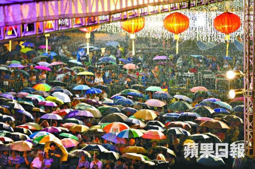 昨晚多雲有雨,但無損市民冒雨到維園賞月的興致。黎樹雄攝仍未解封的淺水灣泳灘被螢光棒照亮。司徒韋桐攝中秋夜間中仍能見到明月。鄭逸宇攝 昨晚多雲有雨,但無損市民冒雨到維園賞月的興致。黎樹雄攝仍未解封的淺水灣泳灘被螢光棒照亮。司徒韋桐攝中秋夜間中仍能見到明月。鄭逸宇攝