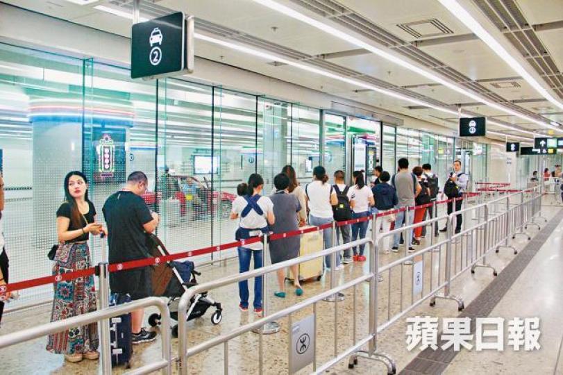 B2抵港層的士站出現等車人龍。劉永明攝 B2抵港層的士站出現等車人龍。劉永明攝