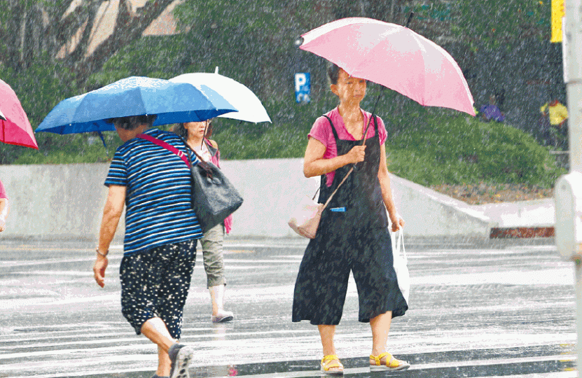 受強颱風「潭美」影響,台北昨微飄細雨。台灣《蘋果日報》 受強颱風「潭美」影響,台北昨微飄細雨。台灣《蘋果日報》