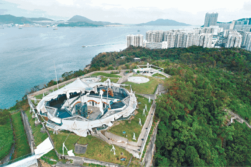 海防博物館受山竹吹襲後,展覧廳的大型帳篷受損嚴重。 海防博物館受山竹吹襲後,展覧廳的大型帳篷受損嚴重。
