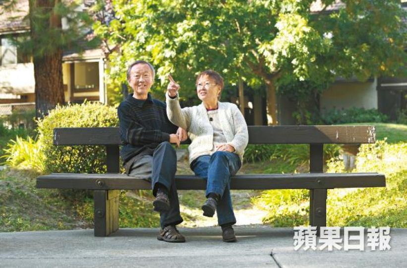 高錕前日離世時,其妻黃美芸、中大教職員和社工在旁送別,黃美芸同意由中大籌組治喪委員會安排丈夫後事。中大前校長金耀基在弔唁冊留言(下圖),稱高錕走完了他偉大的一生。王子俊攝中大善衡書院院長黃永成,稱讚高錕是位真正的學者。有悼念市民讚揚高錕是時代巨人。有已退休中大教職員特地往簽署弔唁冊。 高錕前日離世時,其妻黃美芸、中大教職員和社工在旁送別,黃美芸同意由中大籌組治喪委員會安排丈夫後事。中大前校長金耀基在弔唁冊留言(下圖),稱高錕走完了他偉大的一生。王子俊攝中大善衡書院院長黃永成,稱讚高錕是位真正的學者。有悼念市民讚揚高錕是時代巨人。有已退休中大教職員特地往簽署弔唁冊。