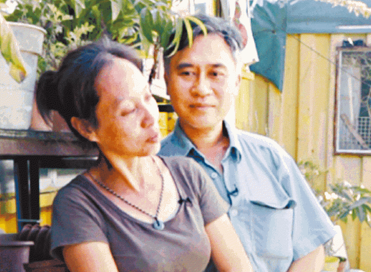 洪氏夫婦均是愛狗之人,寧捱窮也堅持經營「老有所依」動物村。談到丈夫病情,堅強的洪太也不禁流下眼淚。洪太昨在fb貼出緊握臥床丈夫插滿喉的手。洪太與丈夫辛苦經營的動物村被山竹夷平。徐雲庭攝 洪氏夫婦均是愛狗之人,寧捱窮也堅持經營「老有所依」動物村。談到丈夫病情,堅強的洪太也不禁流下眼淚。洪太昨在fb貼出緊握臥床丈夫插滿喉的手。洪太與丈夫辛苦經營的動物村被山竹夷平。徐雲庭攝