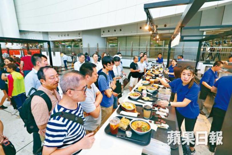 西九站啟用第二日,食肆取餐安排仍不暢順。王子俊攝 西九站啟用第二日,食肆取餐安排仍不暢順。王子俊攝
