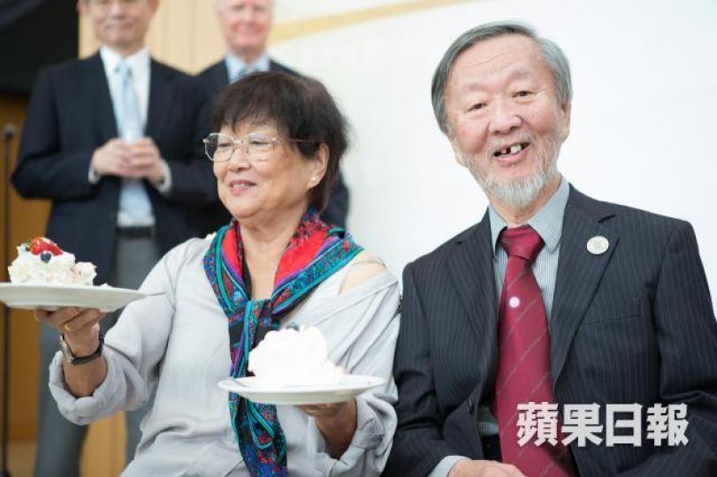高錕教授(右)擔任中大校長時,一直偷偷地自掏腰包,資助兩個激烈反對他的學生組織經費。左為高太太黃美芸。 資料圖片 高錕教授(右)擔任中大校長時,一直偷偷地自掏腰包,資助兩個激烈反對他的學生組織經費。左為高太太黃美芸。 資料圖片