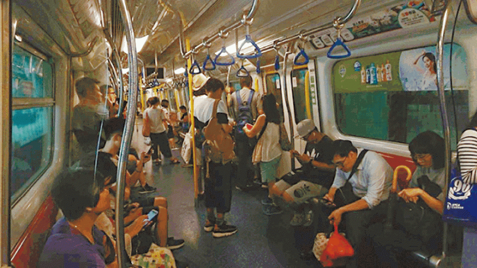 涉事西鐵車廂電力供應受影響,逾百乘客被困。互聯網中秋夜有人在屯門藍地一帶放孔明燈。 涉事西鐵車廂電力供應受影響,逾百乘客被困。互聯網中秋夜有人在屯門藍地一帶放孔明燈。