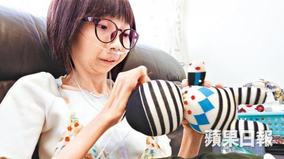製作熊仔時,彥兒非常講究,不合意就會重做。彥兒帶着三部呼吸機前往深圳出席堂哥婚宴。婚禮上,彥兒與一眾親友合照堂哥將她親製的結婚熊仔放在新房。一隻襪子熊仔,為彥兒帶來了事業和自信。 製作熊仔時,彥兒非常講究,不合意就會重做。彥兒帶着三部呼吸機前往深圳出席堂哥婚宴。婚禮上,彥兒與一眾親友合照堂哥將她親製的結婚熊仔放在新房。一隻襪子熊仔,為彥兒帶來了事業和自信。