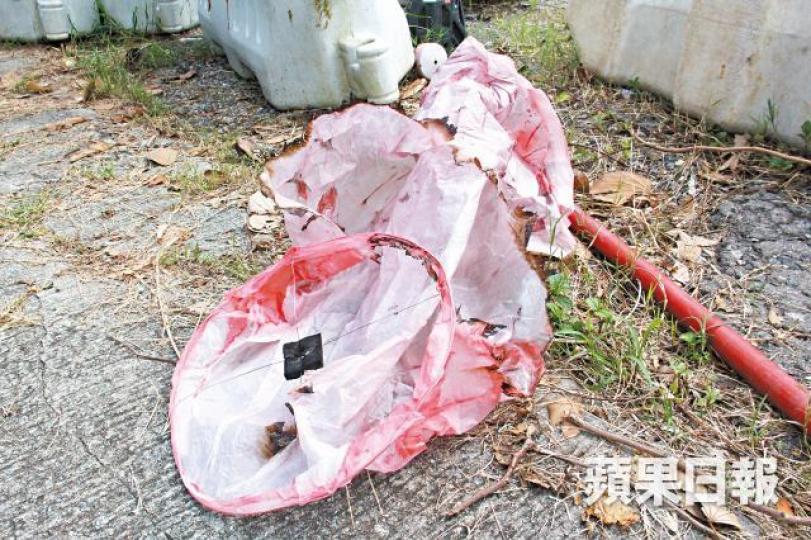 大埔大菴村有焚燒過的孔明燈殘骸。 文兆麟攝 大埔大菴村有焚燒過的孔明燈殘骸。 文兆麟攝