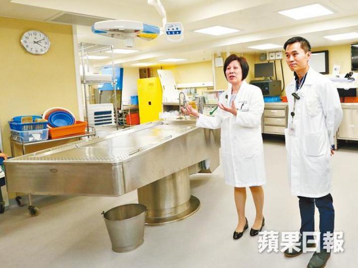 陳雙煒(右)指特別解剖室採用負氣壓抽氣,以處理傳染病遺體。陳善南攝惜別間以落地玻璃採自然光,盼以家的感覺治療遺屬哀痛。 陳雙煒(右)指特別解剖室採用負氣壓抽氣,以處理傳染病遺體。陳善南攝惜別間以落地玻璃採自然光,盼以家的感覺治療遺屬哀痛。